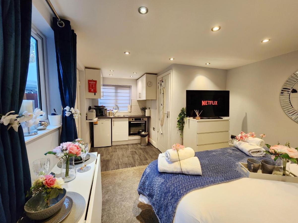 Studio Apartment The Den Colnbrook Exterior foto